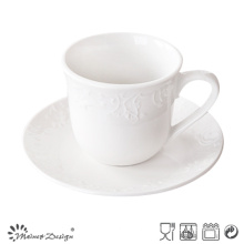 Alta taza de té y platillo de porcelana blanca alta